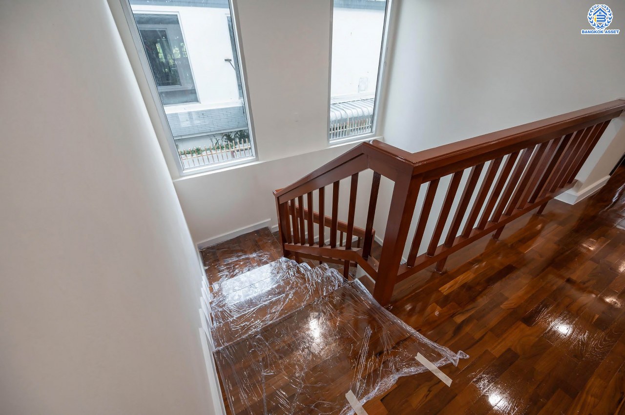 บ้านมือสองตกแต่งใหม่ โครงการ โนเบิล วานา วัชรพล ดีไซน์สุดโดดเด่น เนื้อที่ 101 ตร.ว. ฟังก์ชันจัดเต็ม 3 ห้องนอน 4 ห้องน้ำ 1 ห้องแม่บ้าน จอดรถได้ 2 คัน บนทำเลเดินทางสะดวก ใกล้เซ็นทรัลรามอินทรา, จุดขึ้นทางด่วน "สุขาภิบาล5-1" และรถไฟฟ้าสายสีชมพู "สถานีวัชรพล"